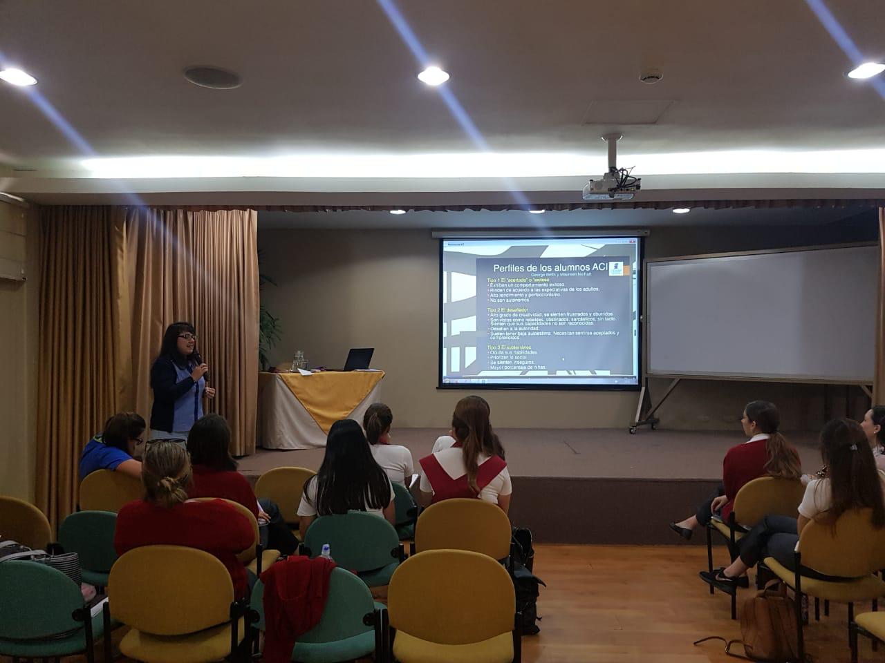 Grupo de niños colaborando en un proyecto